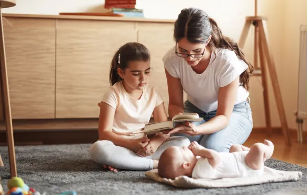 صورة أم تقرأ القصص لطفلتها