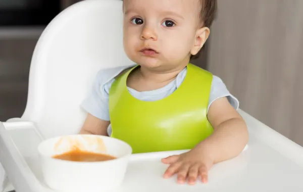 صورة لرضيع يستعد لتناول طعام خارجي