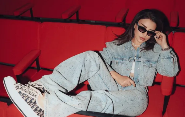 ماغي بوغصن بالسروال الجينز المرصع بالأحجار اللامعة -الصورة من حسابها على إنستغرام