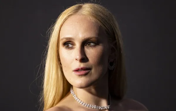 رومر ويليس في مسرح نقابة المخرجين الأميركيين (DGA) في لوس أنجلوس (Rumer Willis at the Directors Guild of America (DGA) theatre in Los Angeles). مصدر الصورة: Etienne LAURENT / AFP