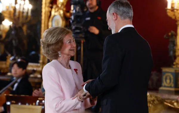الملك فيليب السادس يستقبل والدته الملكة السابقة صوفيا في القصر الملكي في مدريد (King Felipe VI greets his mother former Queen Sofia at the Royal Palace in Madrid). مصدر الصورة: J. J. GUILLEN / POOL / AFP