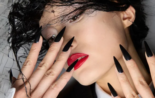 مناكير أسود لشتاء 2025