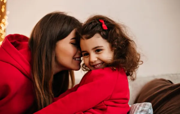 صورة تعبر عن حب وتفاهم بين ام وطفلتها