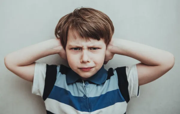 صورة طفل يخاف من الصوت