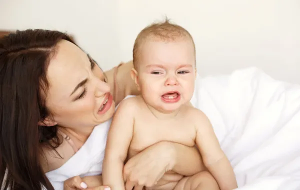 صورة تعبر عن طفل يتألم من التسنين