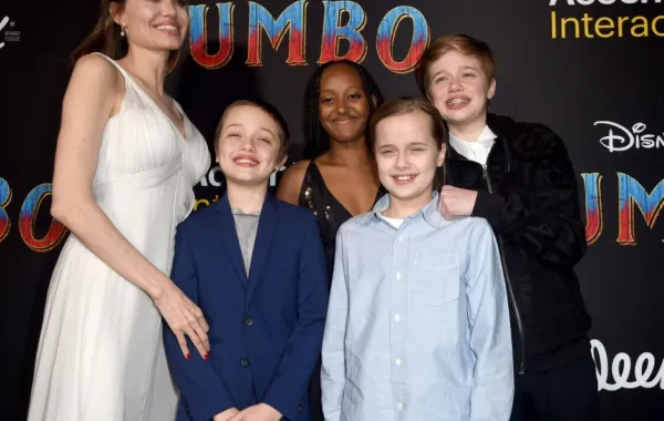 أنجلينا جولي مع أبنائها في لوس أنجلوس، كاليفورنيا (Angelina Jolie, Knox Leon Jolie-Pitt, Zahara Marley Jolie-Pitt, Vivienne Marcheline Jolie-Pitt, and Shiloh Nouvel Jolie-Pitt  in Los Angeles, California). مصدر الصورة: Kevin Winter/Getty Images/AFP