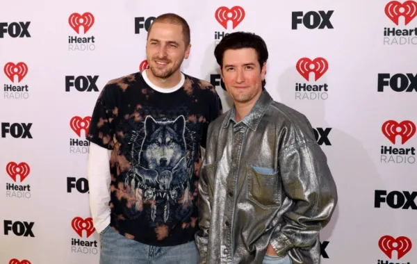 أعضاء فرقة "بيج تايم راش" كيندال شميدت ولوغان هندرسون Kendall Schmidt and Logan Henderson of Big Time Rush- مصدر الصورة: (Photo by Jesse Grant / GETTY IMAGES NORTH AMERICA / Getty Images via AFP)