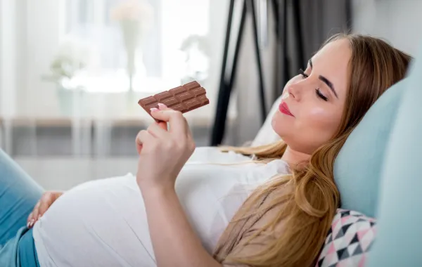 صورة حامل تأكل الشوكولاته