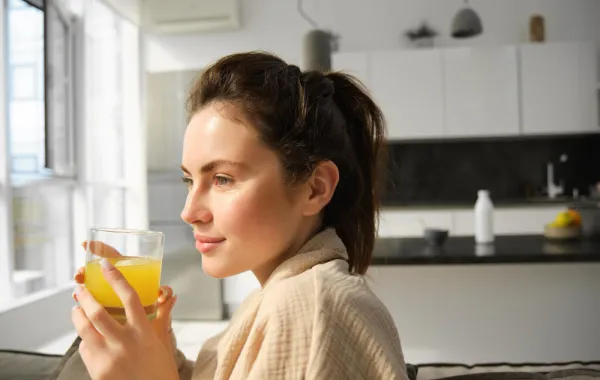 امرأة تتناول الكركم صباحًا - المصدر freepik