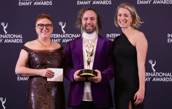 داف جيمس، ريبيكا راي روجرز وليبي دوردي Daf James, Rebekah Wray-Rogers and Libby Durdy في حفل توزيع جوائز إيمي الدولية 2025. مصدر الصورة: Leonardo MUNOZ / AFP