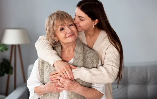 زوجة شابة تحتضن حماتها