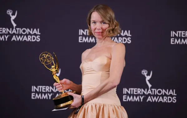 آنا ماكسويل مارتن في حفل توزيع جوائز إيمي 2025 ( Anna Maxwell Martin at the Emmy Awards ). مصدر الصورة: Leonardo MUNOZ / AFP