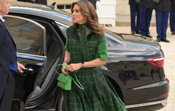الملكة رانيا في قصر الإليزيه الرئاسي في باريس (Queen Rania at the Elysee Presidential Palace in Paris). مصدر الصورة: Bertrand GUAY / AFP