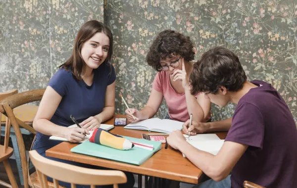 7 أخطاء يرتكبها طلاب الجامعة في العلاقات الاجتماعية- الصور من موقع Freepik