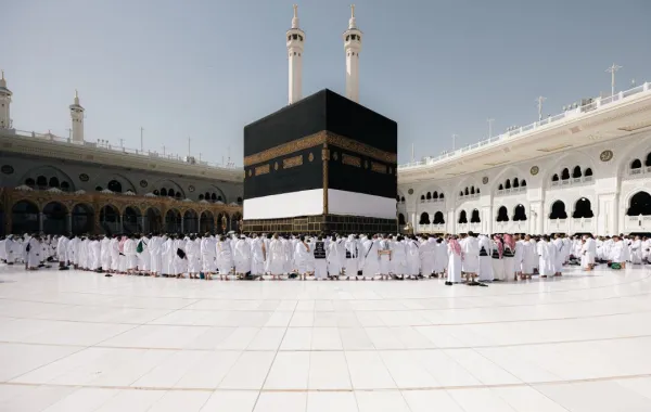 صحن الطواف خلال إحدى الصلوات في المسجد الحرام 