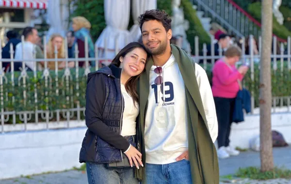 الفنان أحمد جمال وزوجته فرح الموجي - الصورة من حسابه الخاص على فيسبوك