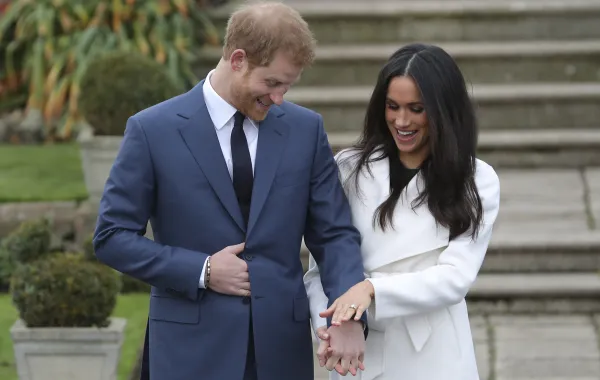 الأمير هاري وميغان ماركل في حديقة سانكن بقصر كنسينغتون (Prince Harry and Meghan Markle in the Sanken Garden at Kensington Palace). مصدر الصورة: Daniel LEAL / AFP