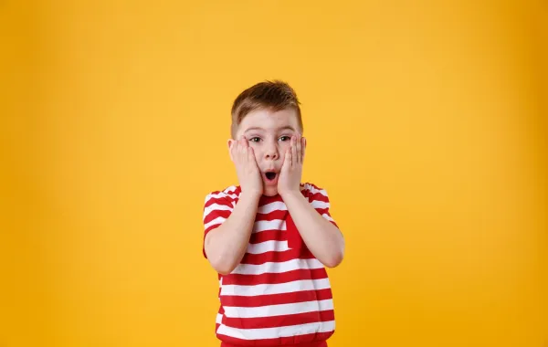 صورة تعبر عن طفل خائف