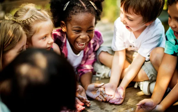 صورة أطفال يلعبون