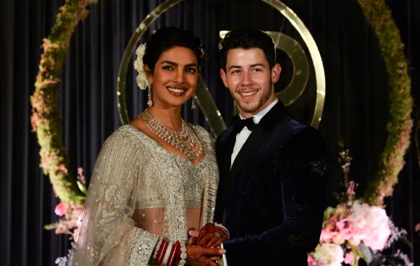 بريانكا تشوبرا ونيك جوناس في نيودلهي (Priyanka Chopra and Nick Jonas in New Delhi). مصدر الصورة: SAJJAD HUSSAIN / AFP