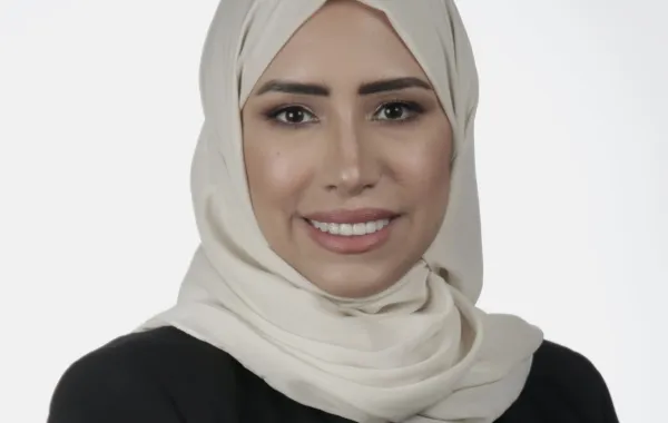 طبيبة الأسنان السعودية فاطمة القديحي، أمين مجلس الإدارة وعضو المجلس التنفيذي الأعلى للبورد الأمريكي لإصلاح الأسنان - الصورة من حساب أول سعودية على منصة إكس