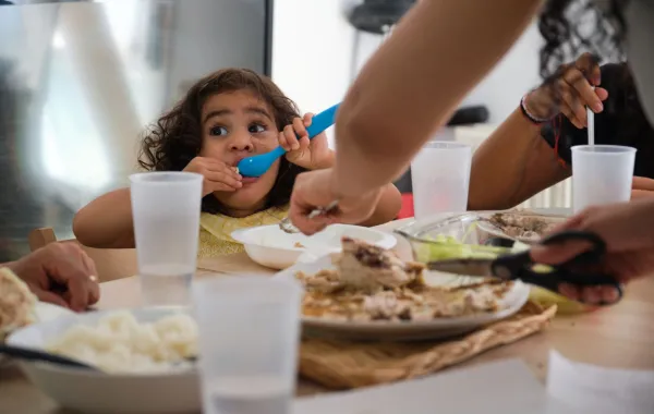 صورة طفلة تأكل