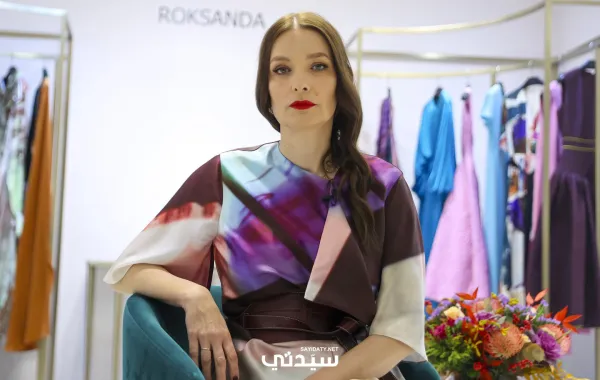 المصممة روكساندا إلينتشيتش Roksanda Ilincic مع مجموعتها الجديدة في هارفي نيكلز الرياض