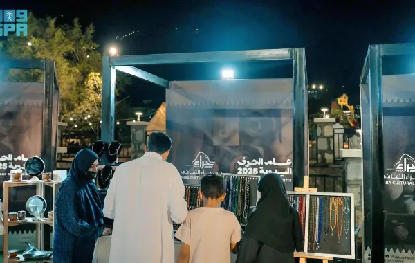 الزوار يتفاعلون مع فعاليات صناع الحرف - الصورة من وكالة الأنباء السعودية "واس"