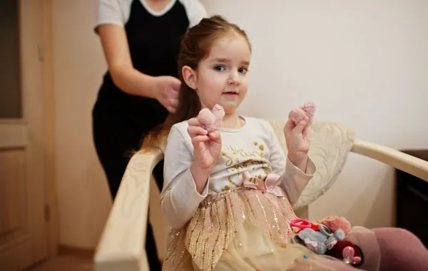 صورة تدليل الطفل