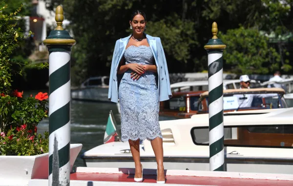 جورجينا رودريغيز Georgina Rodriguez في مهرجان فينيسيا السينمائي 78- (مصدر الصورة  Filippo MONTEFORTE / AFP)