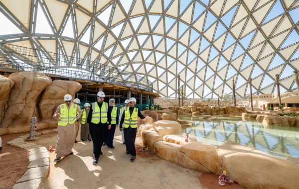  الأمير فيصل بن عياف، أمين منطقة الرياض أثناء تفقده لمشروع حدائق الملك عبدالله في وقت سابق من العام - الصورة من حساب حدائق الملك عبدالله على منصة إكس