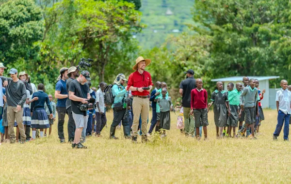 مستر بيست يدعم الأعمال الخيرية من خلال مبادرة بالتعاون مع قمة المليار متابع - الصورة من وكالة الأنباء الإماراتية "وام"
