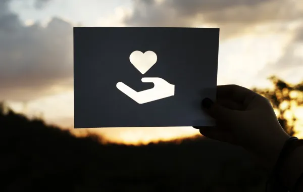  الكرم والعطاء ودورهما النبيل بالحياة