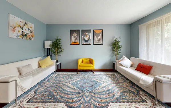 غرفة معيشة مع ستائر