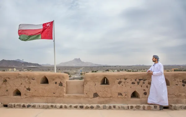 علم سلطنة عمان يرفرف عالياً