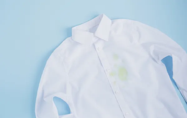 قميص أبيض مبقع 