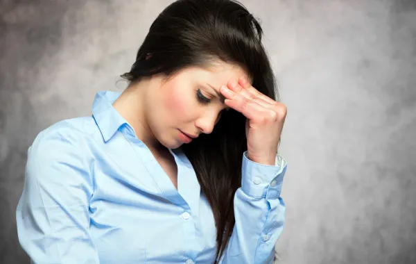 امرأة تعاني من الصداع