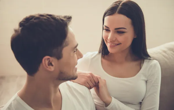 الحب الصامت بالنظرات