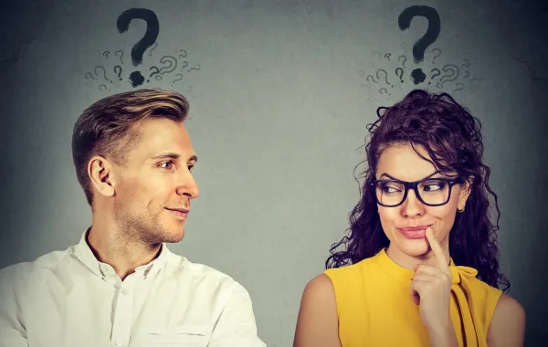 شاب ينظر الى فتاة يحاول تفسير لغة جسدها