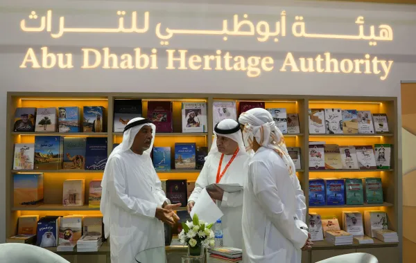 جناح هيئة أبوظبي للتراث في معرض الشارقة الدولي للكتاب - الصورة من وكالة الأنباء الإماراتية "وام"