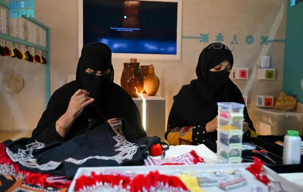 حضور الحِرفيات السعوديات في معرض جدة للكتاب - الصورة من وكالة الأنباء السعودية "واس"