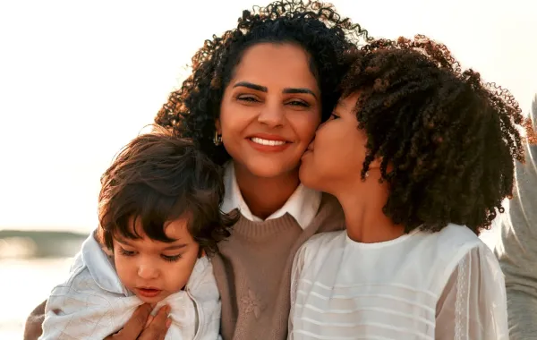 صورة أم مع ابنتها وابنها