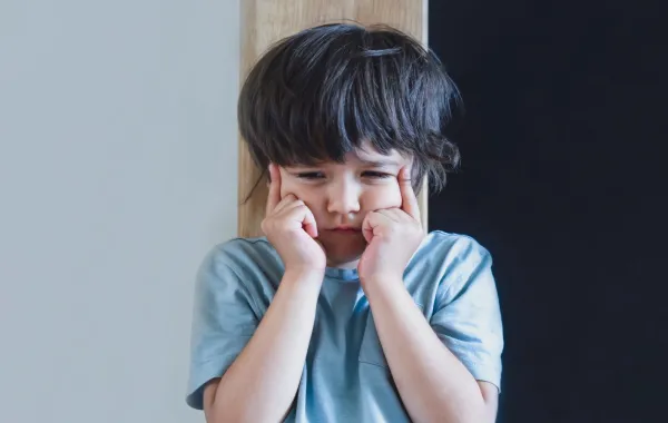 طفل يشعر بالخوف والعزلة