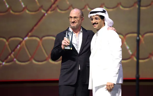 علي الكلثمي يقدم الجائزة الفخرية إلى دارين أرونوفسكي من حفل ختام مهرجان البحر الأحمر السينمائي 2025. مصدر الصورة:  Daniele Venturelli/Getty Images for The Red Sea International Film Festival