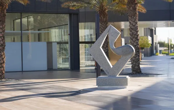 عمل فني من أعمال طويق للنحت - الصورة من الموقع الرسمي للهيئة الملكية لمدينة الرياض