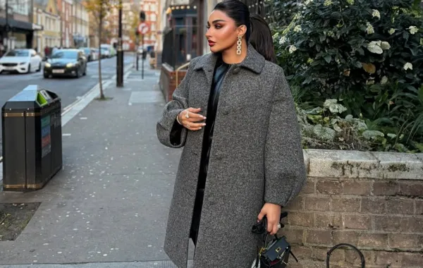 مدونة الموضة آمال بالمعطف الرمادي- الصورة من حسابها على إنستغرام