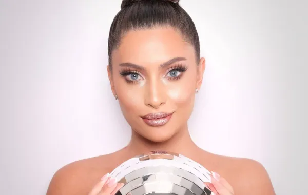 مكياج غليتر مضيء من بول قسطنطينيان