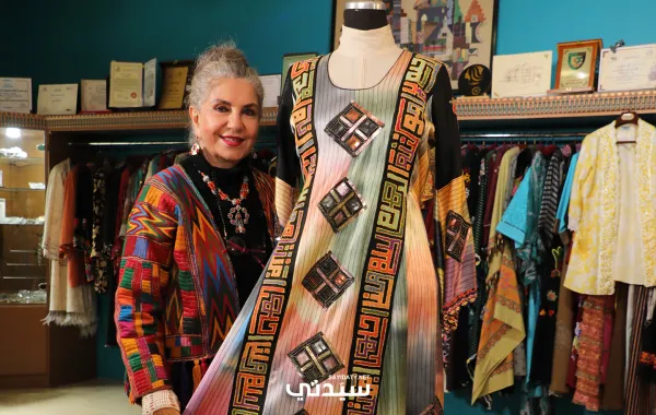 المصممة العراقية هناء صادق  - تصوير عبدالعزيز السعود