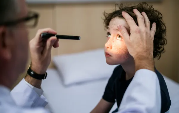 صورة لطبيب يفحص طفل