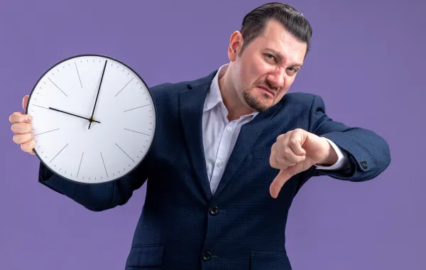 أكثر الأعذار الذكية للتأخر وكيف تستخدمها دون أن تفقد مصداقيتك